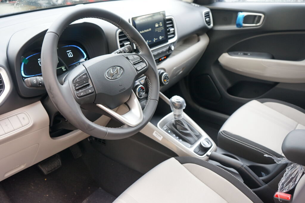 Used 2025 Hyundai Venue SEL FWD image 9