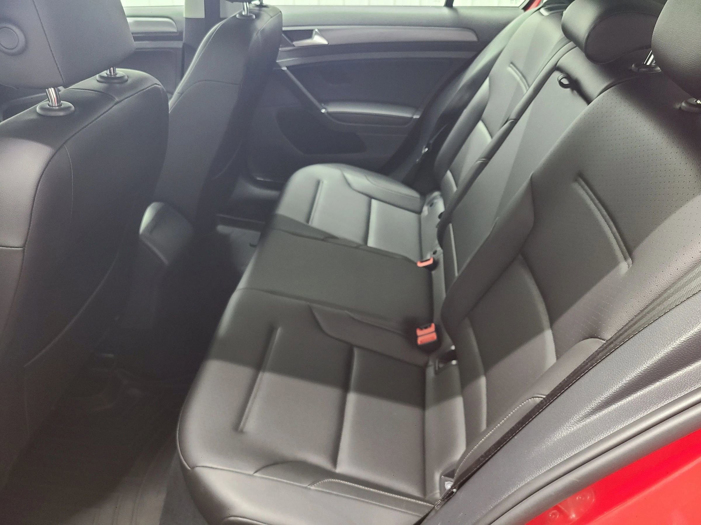 Used 2018 Volkswagen Golf SE image 38