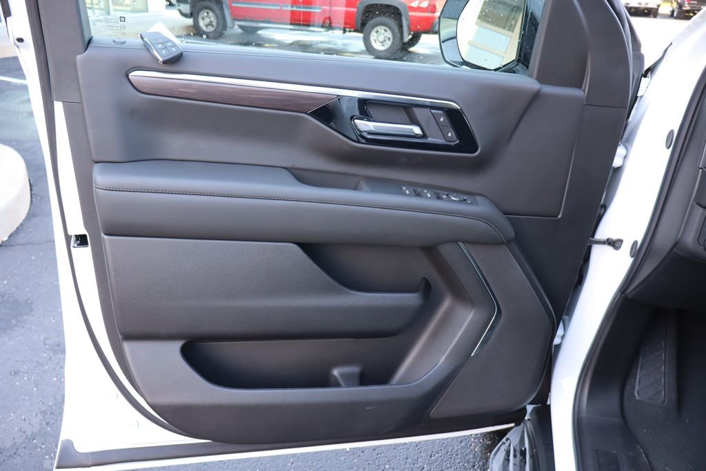New 2026 Chevrolet Tahoe LS w/ LPO, Dark Essentials Package AWD/4WD image 4