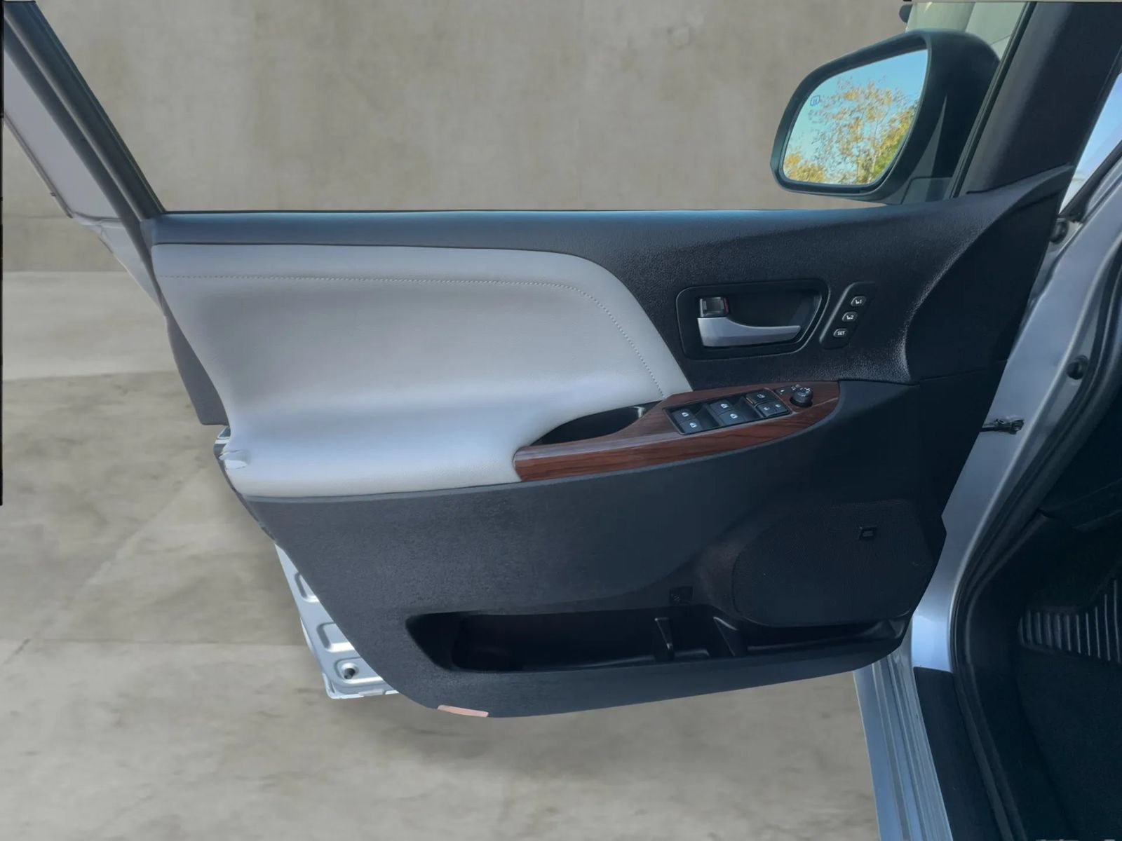 Used 2015 Toyota Sienna Limited Premium FWD image 14