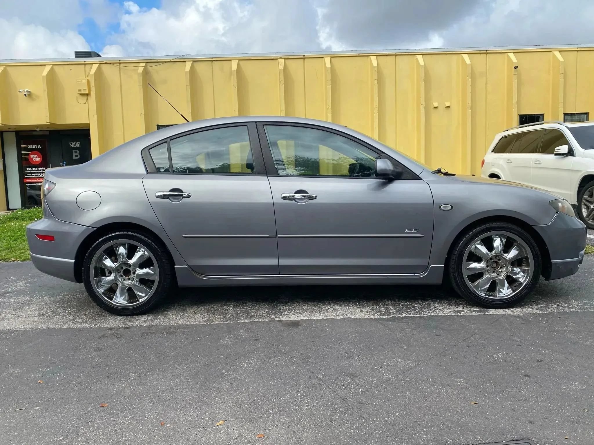 Used 2005 MAZDA MAZDA3 s w/ Moonroof & 6-CD Pkg FWD image 9