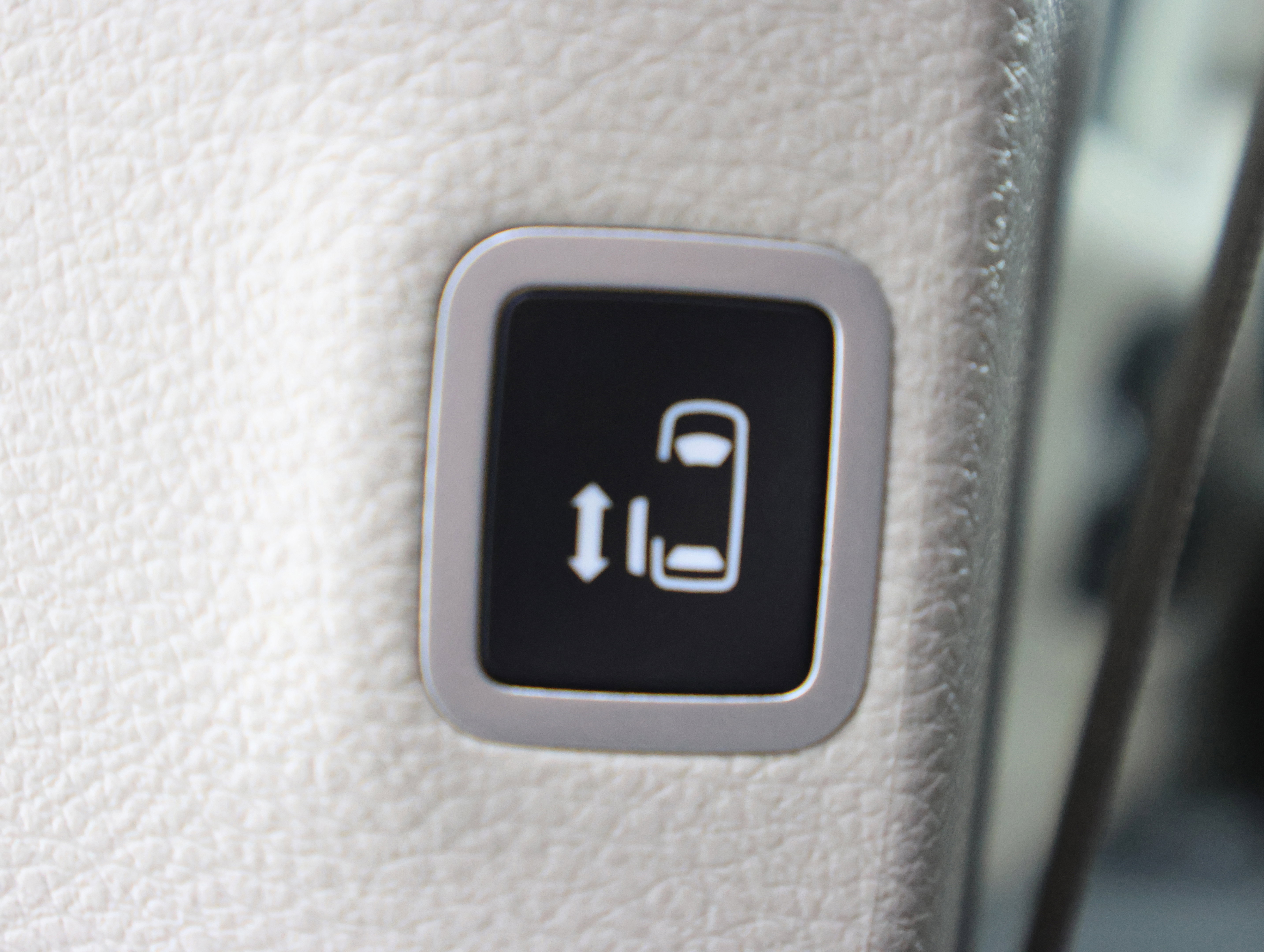 Used 2024 Chrysler Pacifica Touring-L image 39