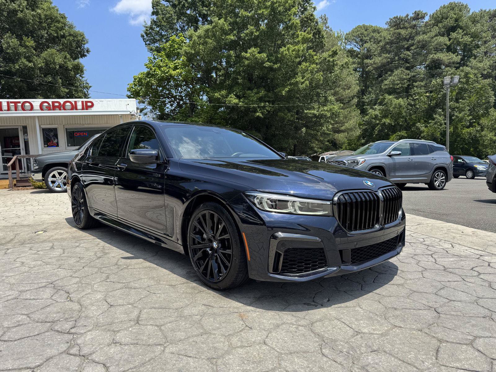 Used 2022 BMW 740i w/ M Sport Package RWD image 1