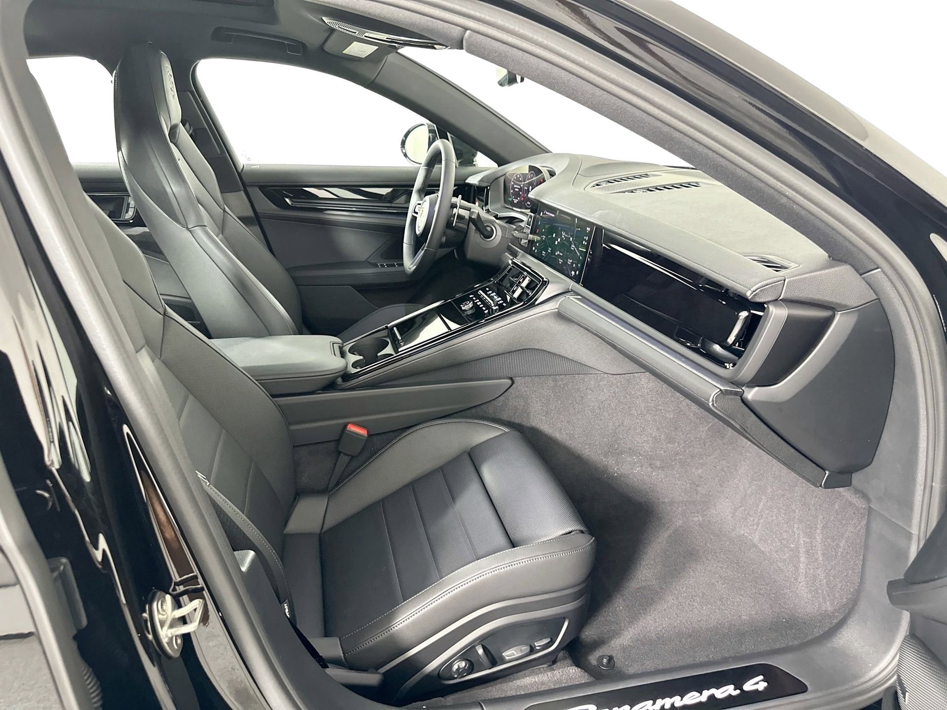 Certified 2025 Porsche Panamera 4 image 28