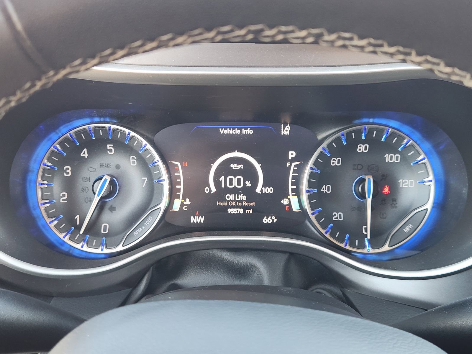 Used 2022 Chrysler Pacifica Touring-L image 16