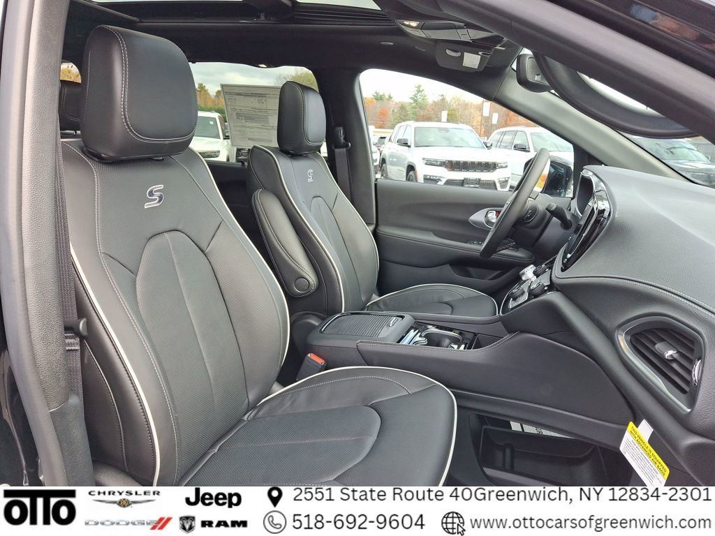 New 2026 Chrysler Pacifica Limited w/ S Appearance Package image 14