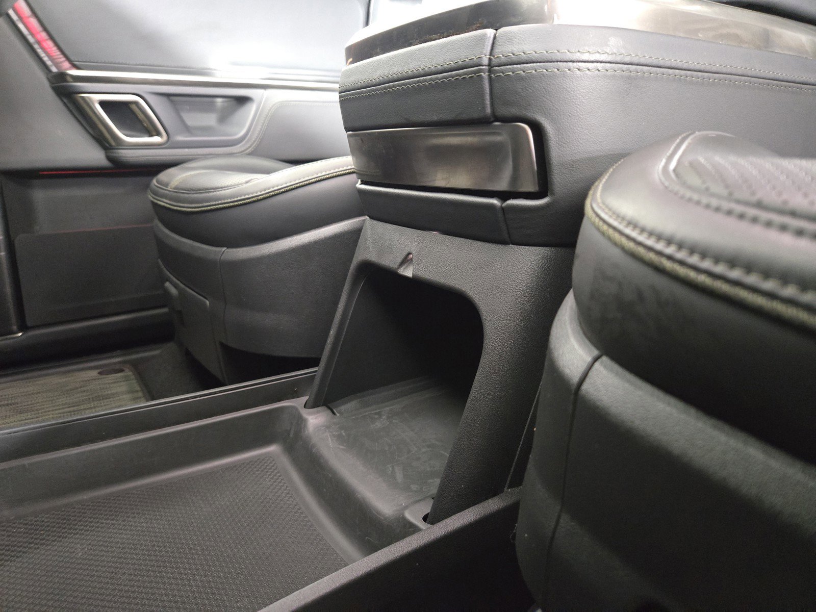 Used 2024 Rivian R1S Adventure AWD/4WD image 33