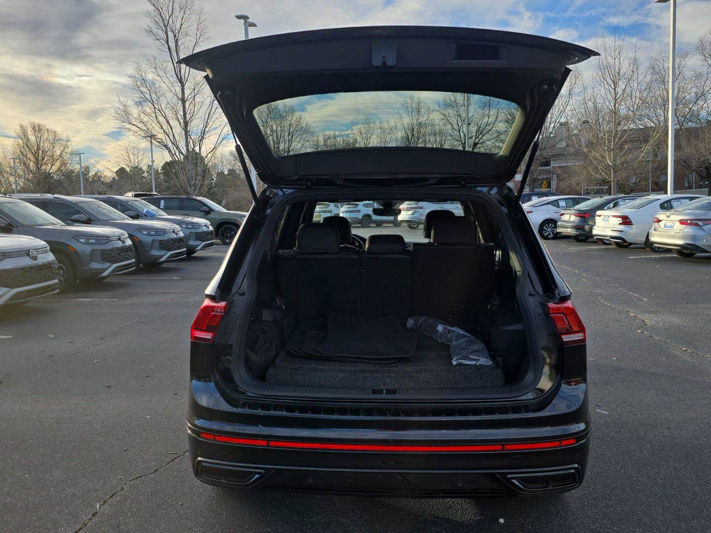 Used 2023 Volkswagen Tiguan SE R-Line image 7