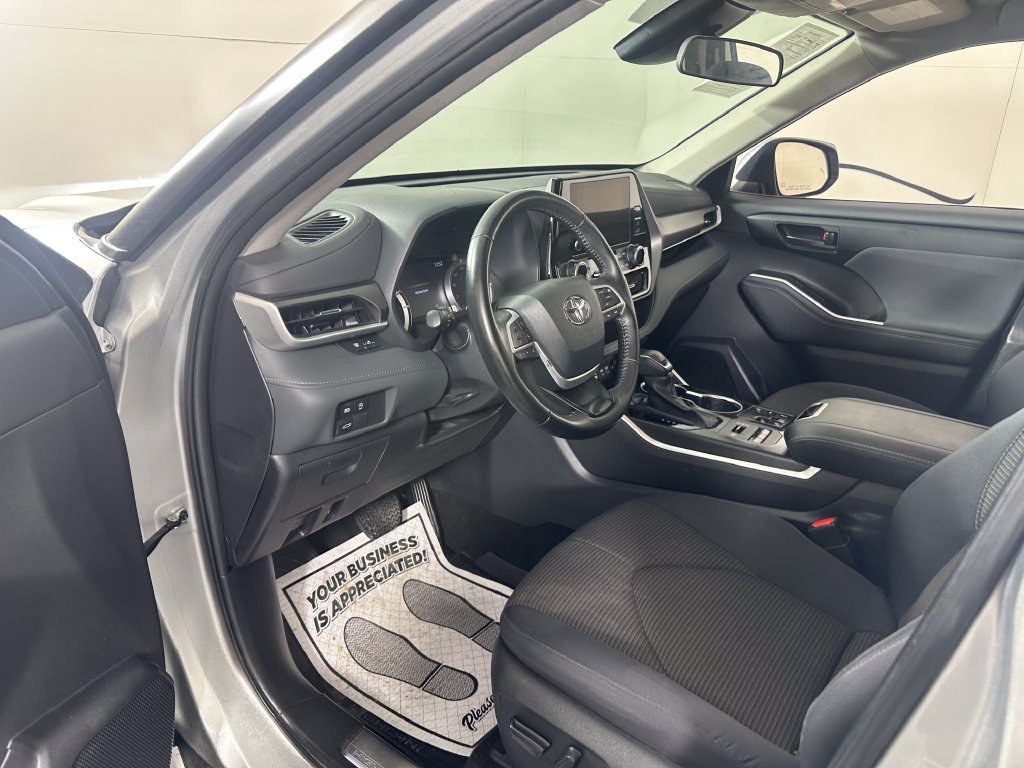 Used 2023 Toyota Highlander LE AWD/4WD image 14