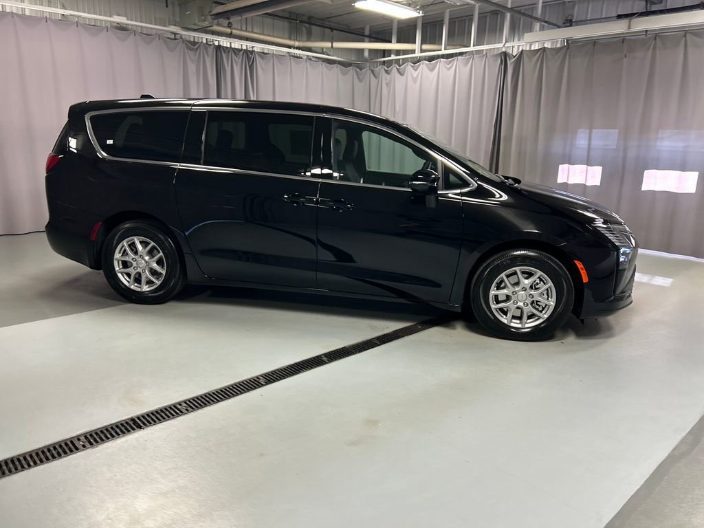 New 2027 Chrysler Pacifica Select FWD image 8