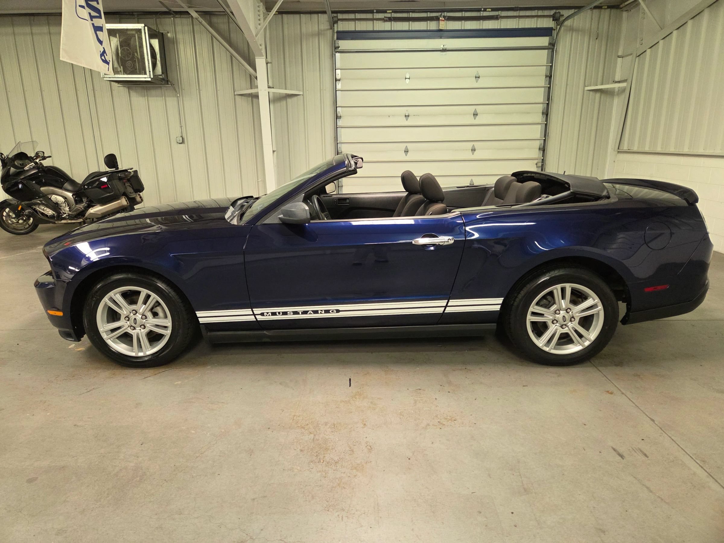 Used 2010 Ford Mustang Convertible RWD image 3