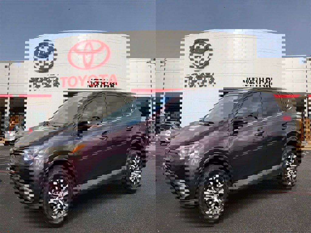 Used 2018 Toyota RAV4 LE image 1
