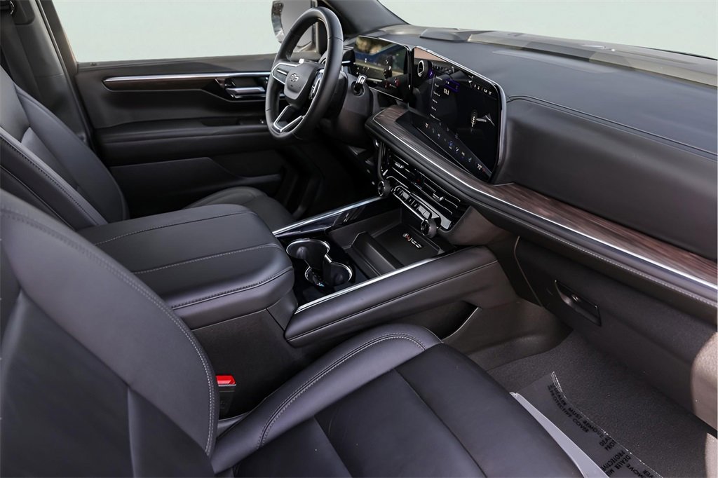Used 2025 Chevrolet Suburban Z71 image 33