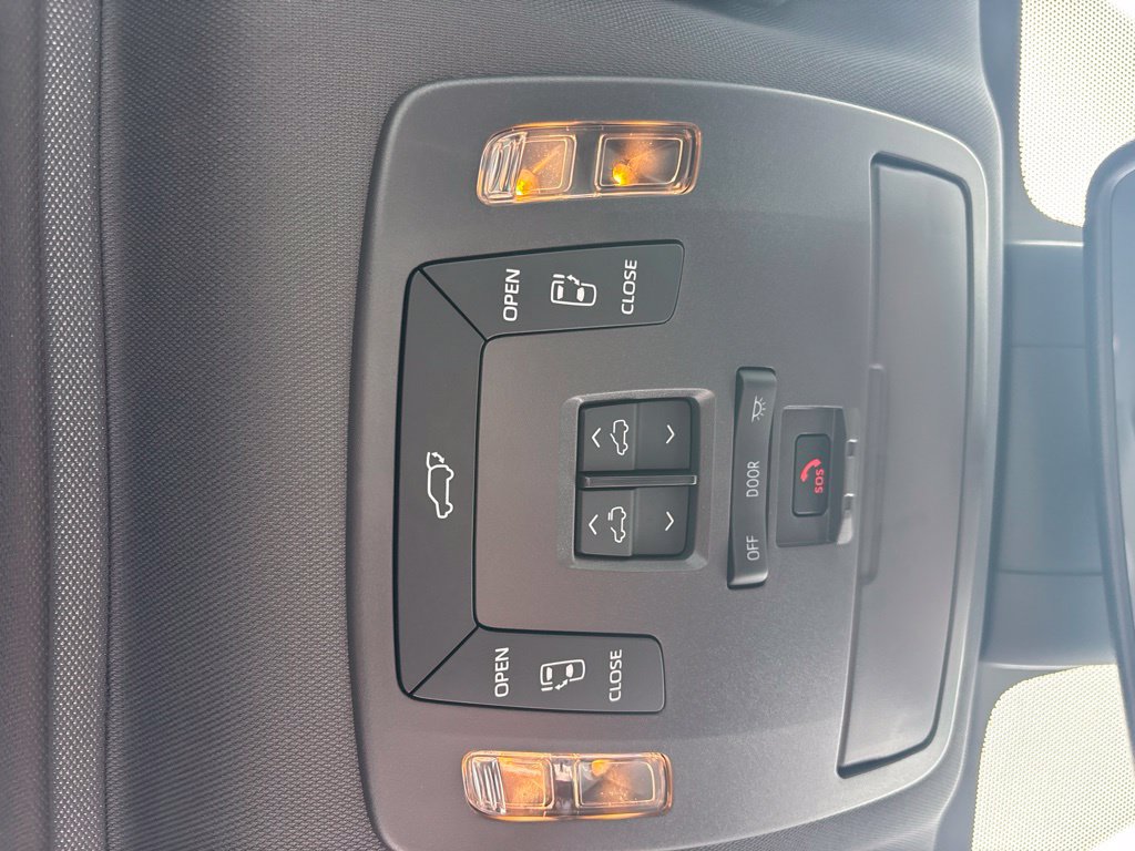 Used 2021 Toyota Sienna XSE FWD image 21