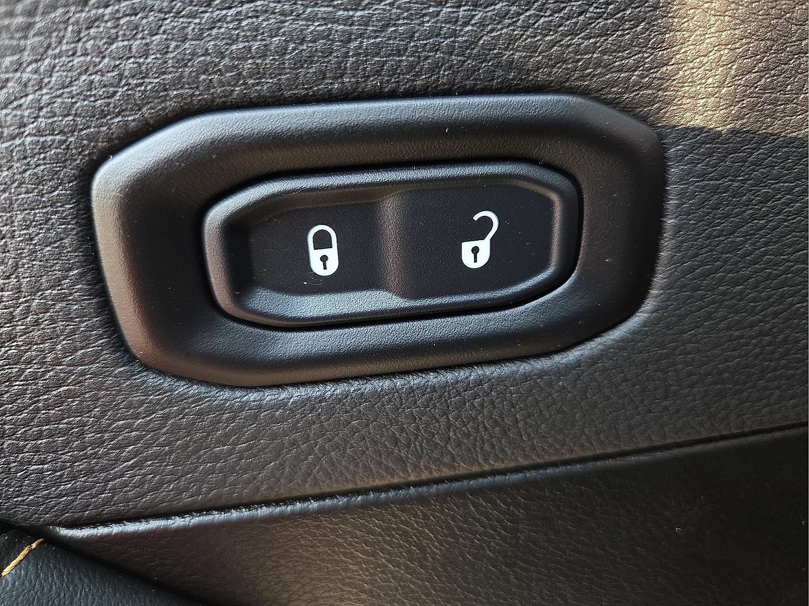 Used 2026 Jeep Wrangler Unlimited Sahara AWD/4WD image 15