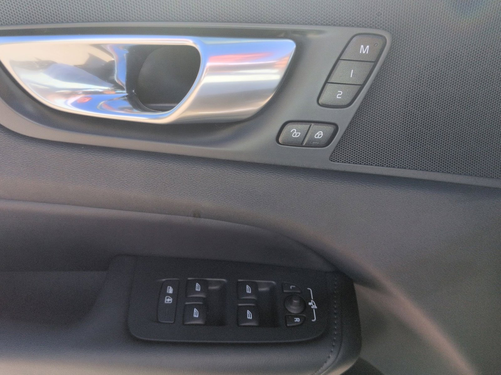 Certified 2025 Volvo XC60 B5 Plus image 15