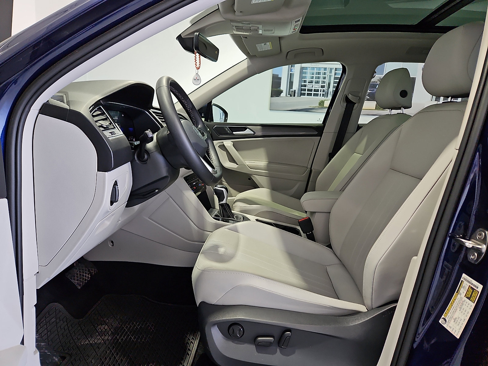Certified 2023 Volkswagen Tiguan SE w/ Panoramic Sunroof Package FWD image 10