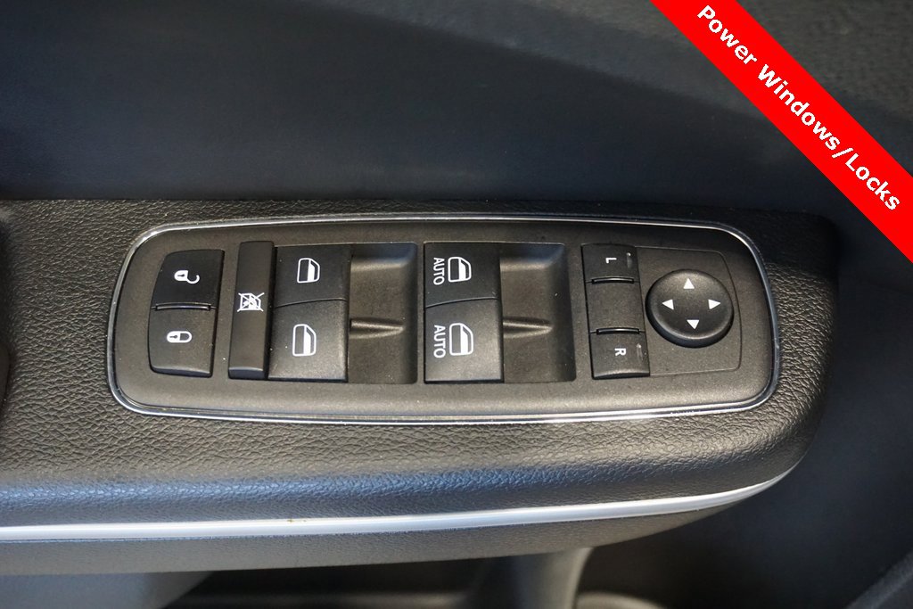 Used 2023 Chrysler 300 Touring L image 6