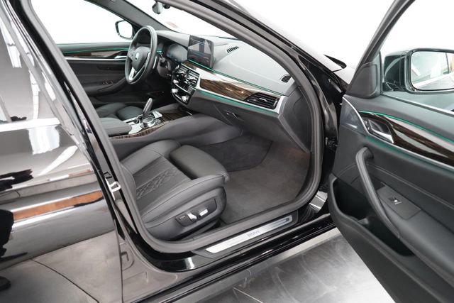 Used 2023 BMW 530e xDrive w/ Convenience Package image 43