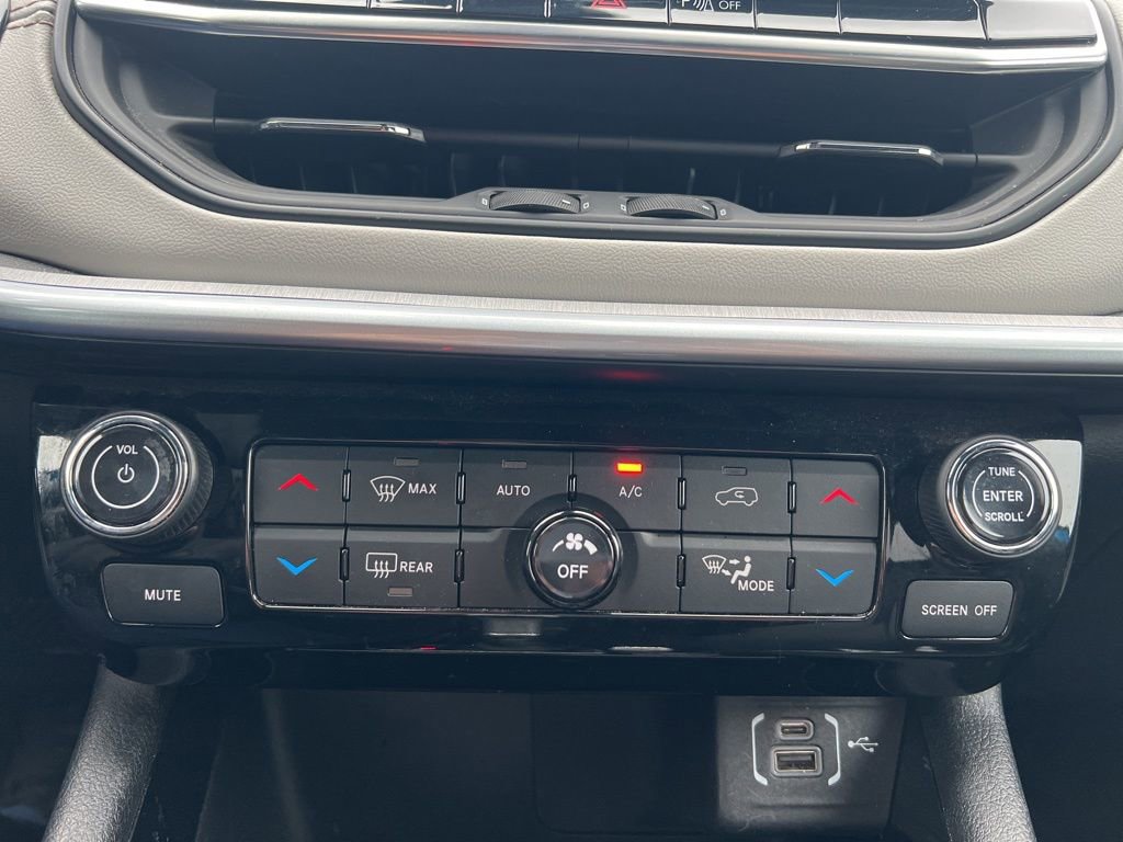 Used 2025 Jeep Compass Limited image 20