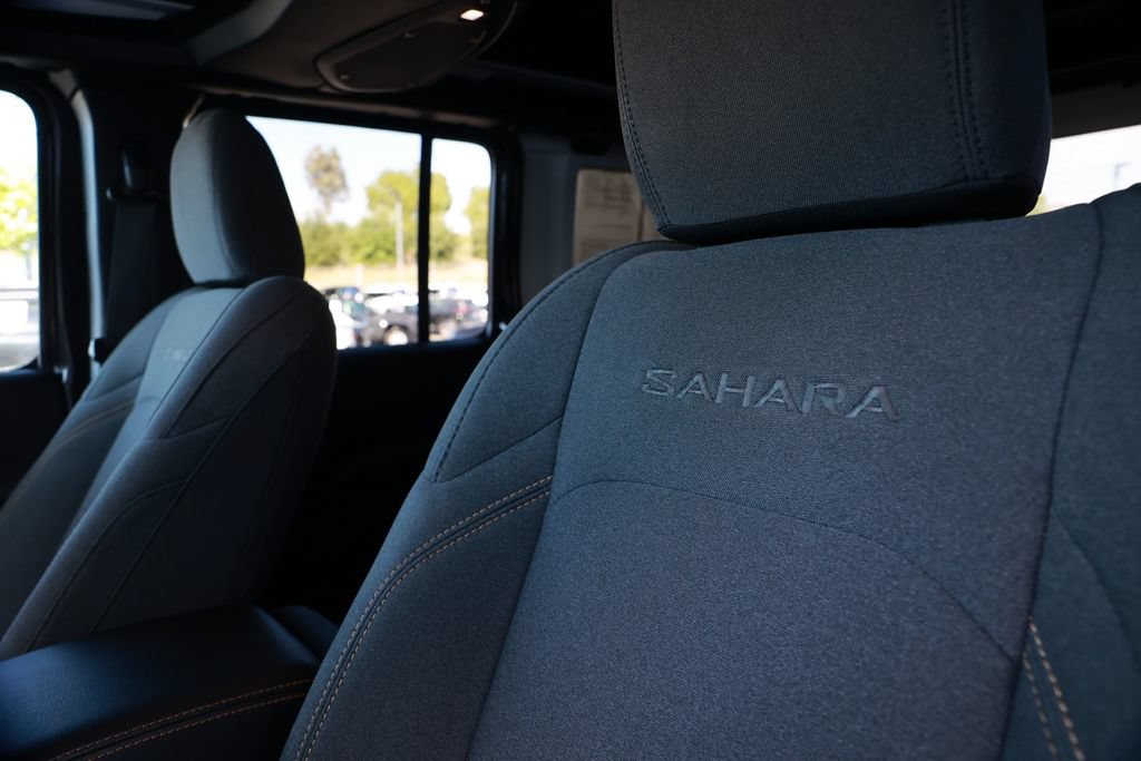 Used 2024 Jeep Wrangler Unlimited Sahara w/ Technology Group AWD/4WD image 19