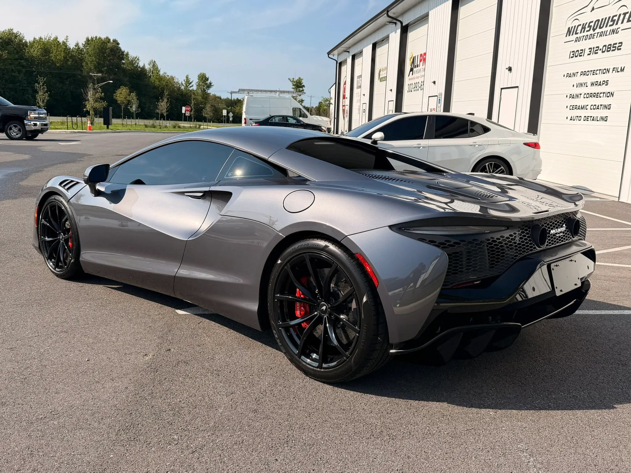 Used 2023 McLaren Artura RWD image 2
