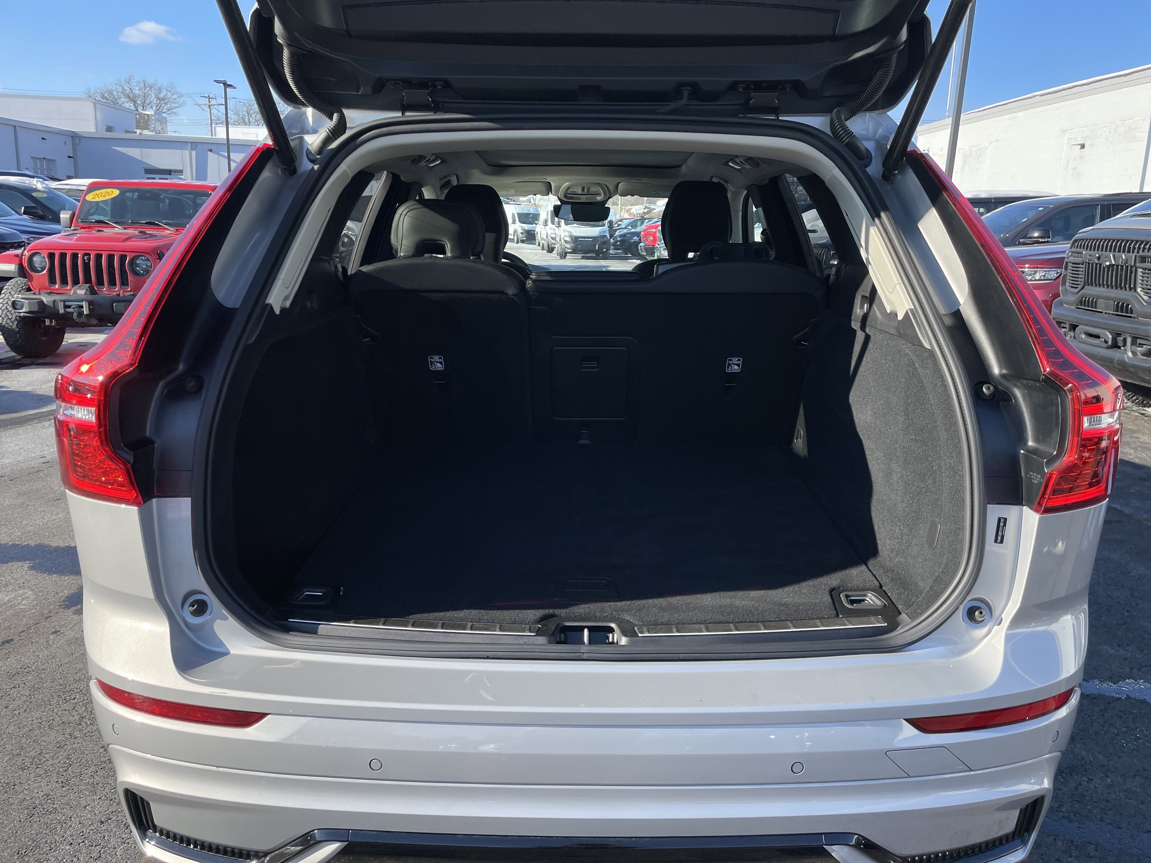 Used 2025 Volvo XC60 B5 Plus image 21