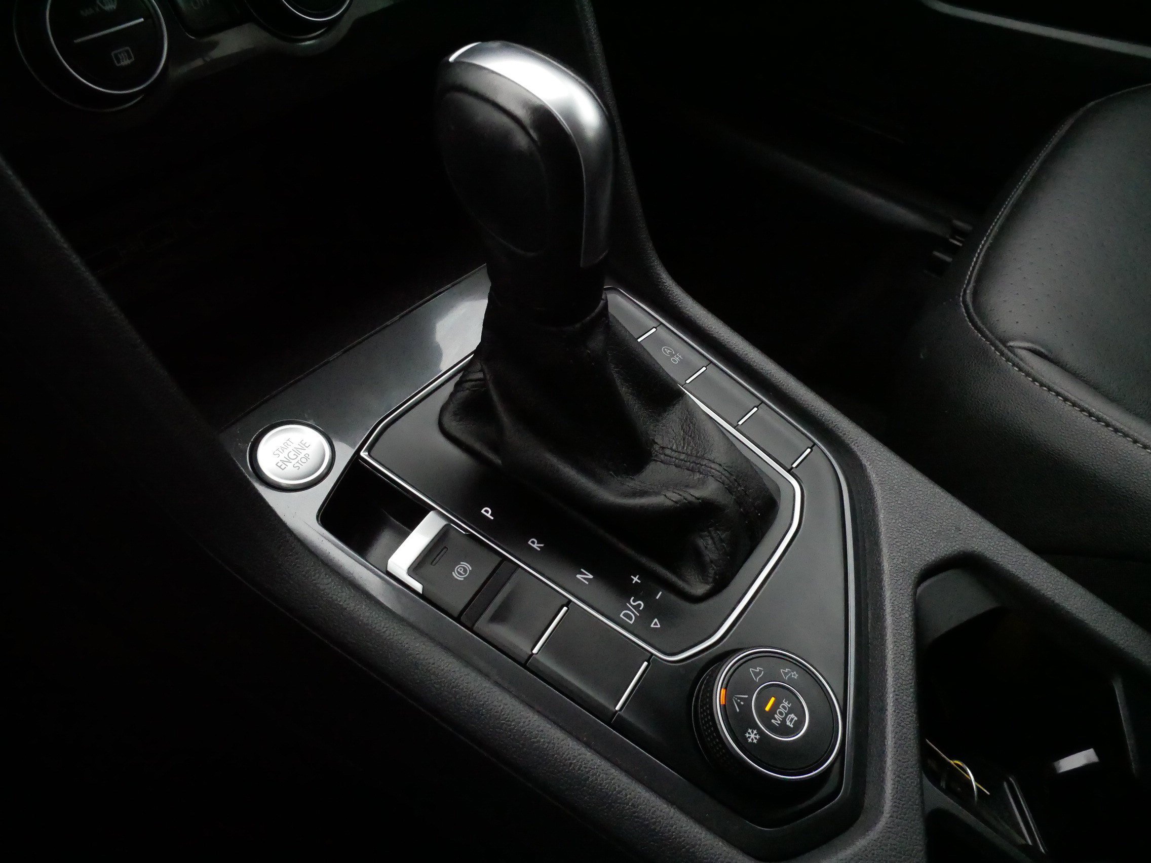 Certified 2020 Volkswagen Tiguan SE w/ Panoramic Sunroof Package image 23