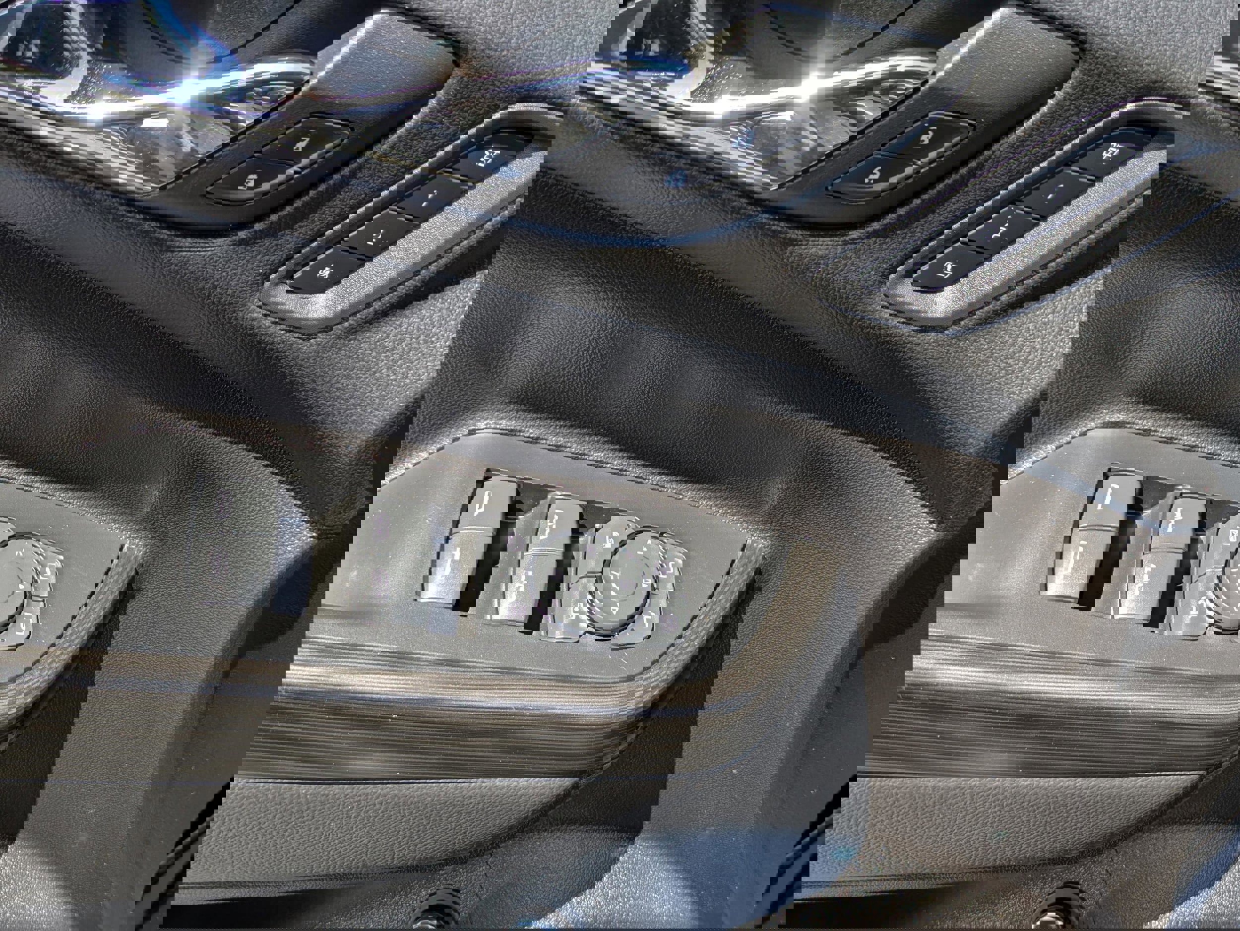 Used 2023 GMC Acadia SLT w/ Technology Package image 15