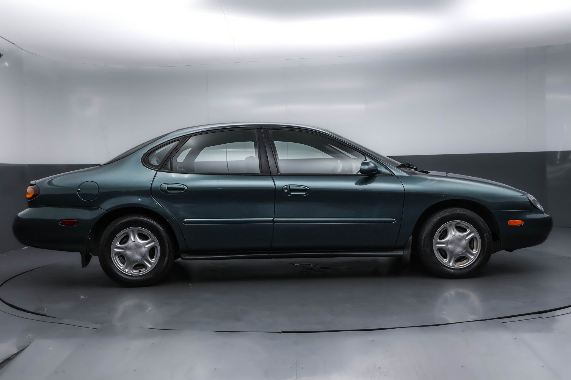 Used 1997 Ford Taurus GL FWD image 3