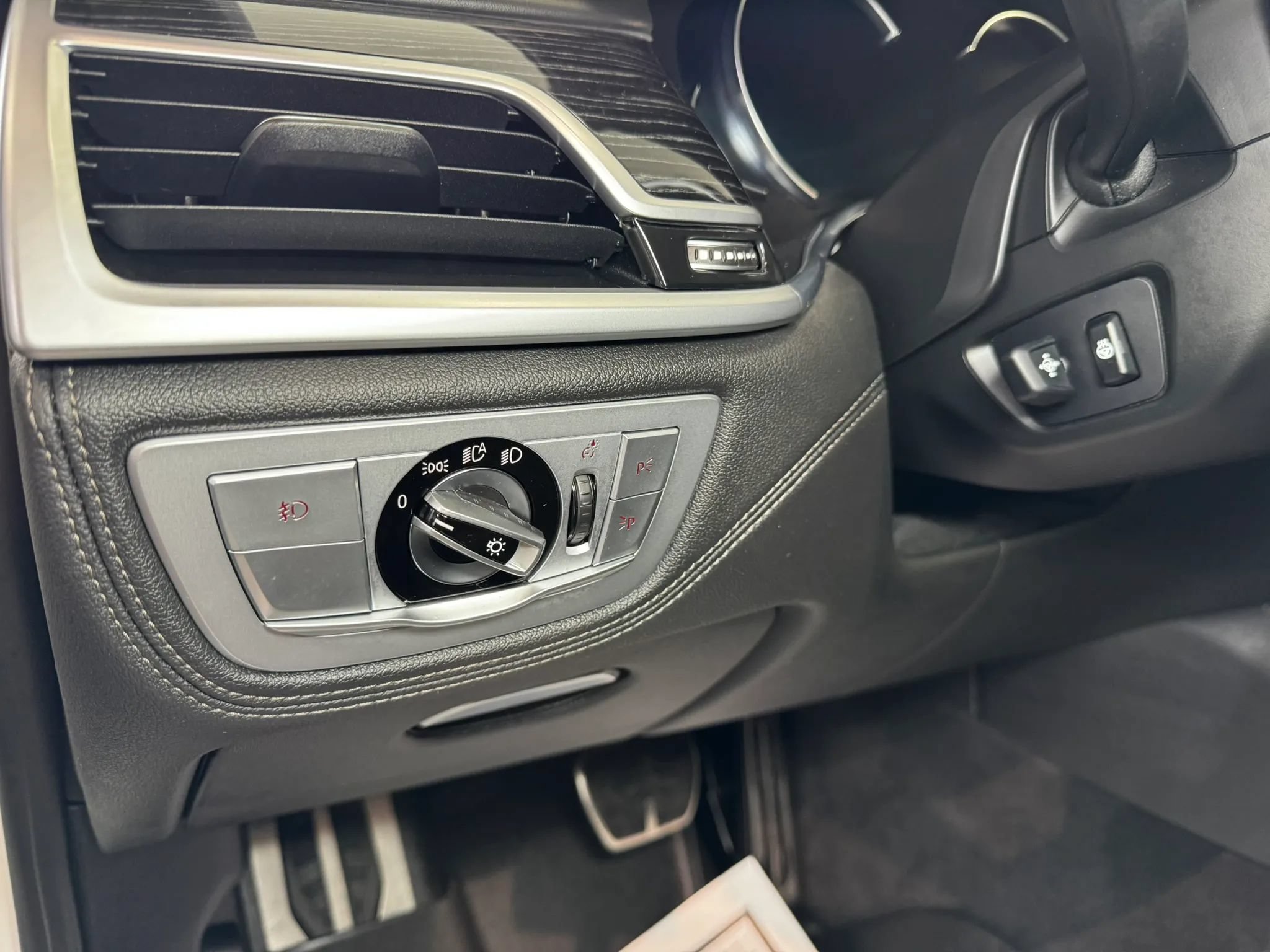 Used 2018 BMW 750i xDrive AWD/4WD image 43