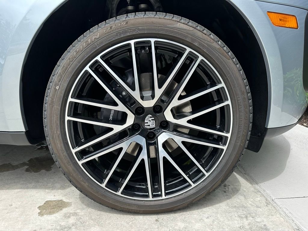 Certified 2025 Porsche Macan Turbo AWD/4WD image 37