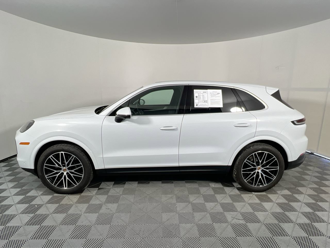 Used 2025 Porsche Cayenne AWD/4WD image 6