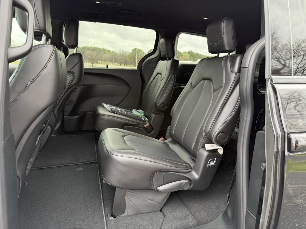 New 2026 Chrysler Pacifica Select w/ S Appearance Package FWD image 16