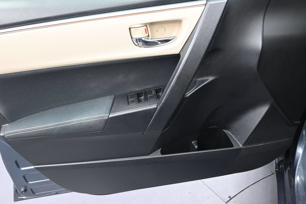 Used 2015 Toyota Corolla LE FWD image 11