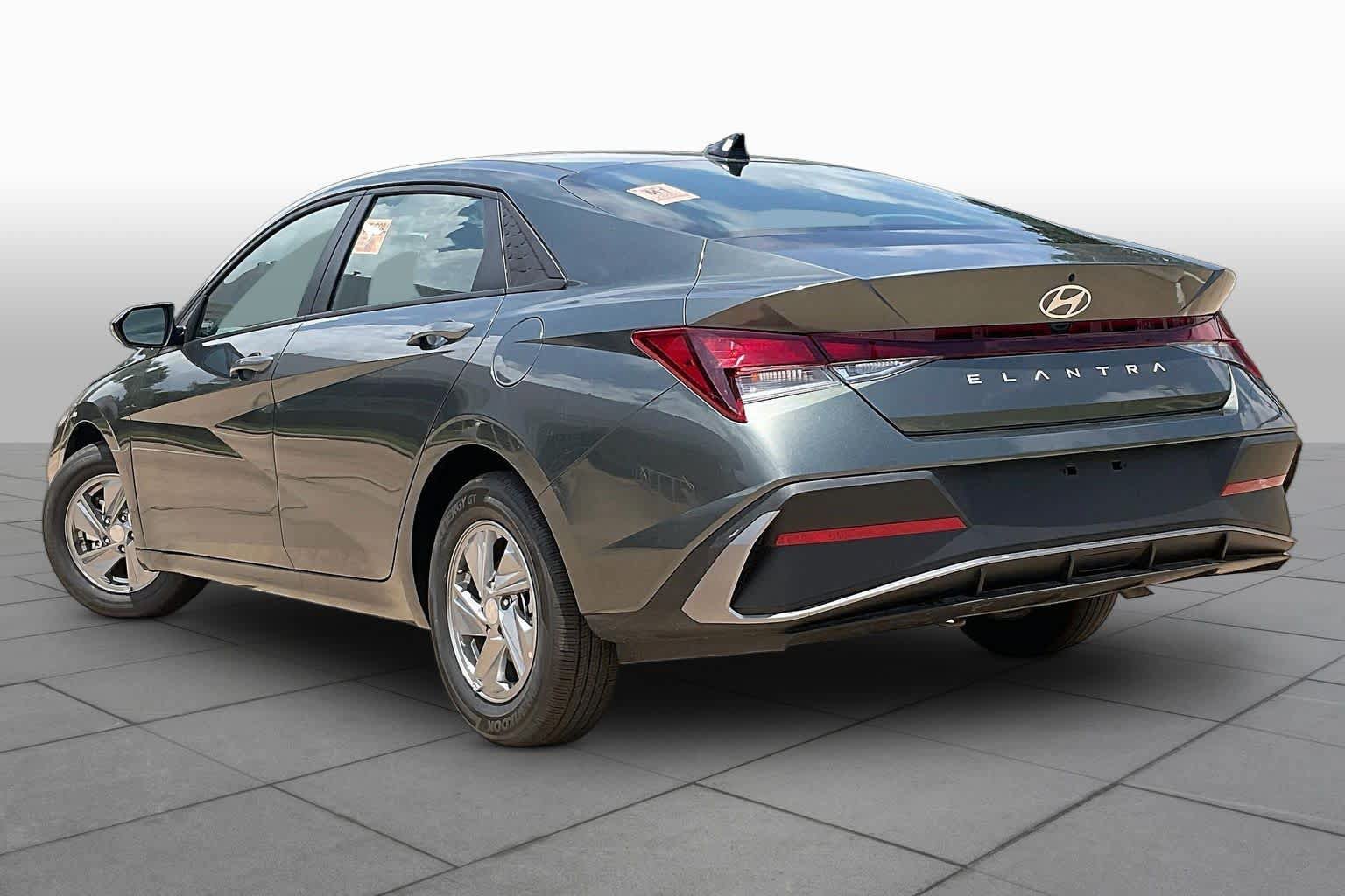 Certified 2026 Hyundai Elantra SE FWD image 12