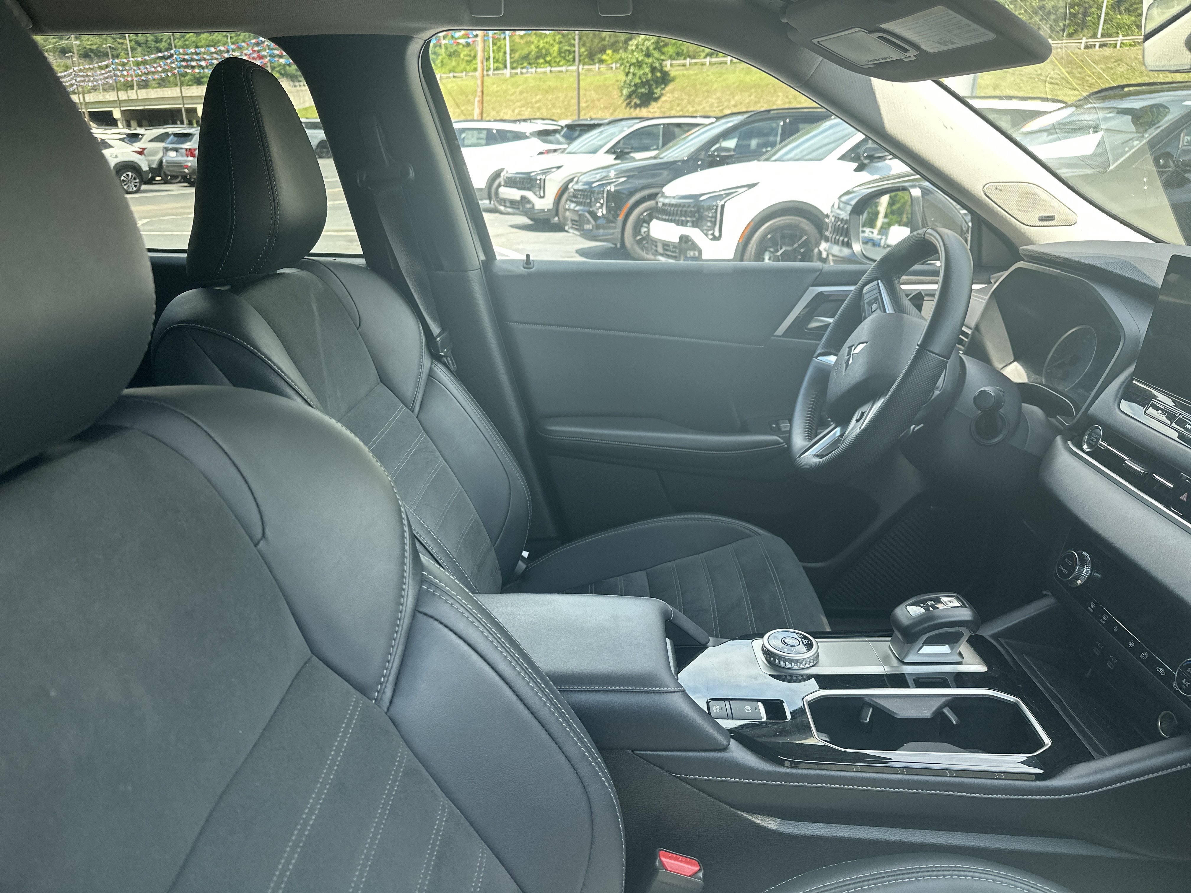 Used 2025 Mitsubishi Outlander SE AWD/4WD image 16