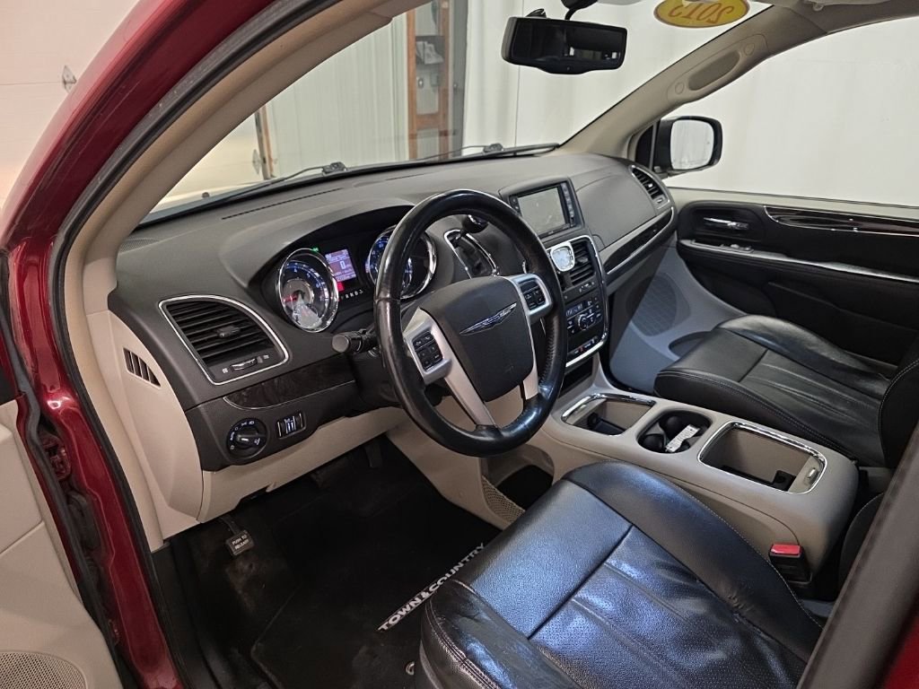 Used 2015 Chrysler Town & Country Touring-L w/ Driver Convenience Group image 15