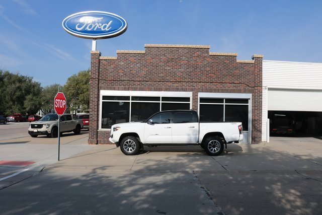 Used 2020 Toyota Tacoma Limited image 1