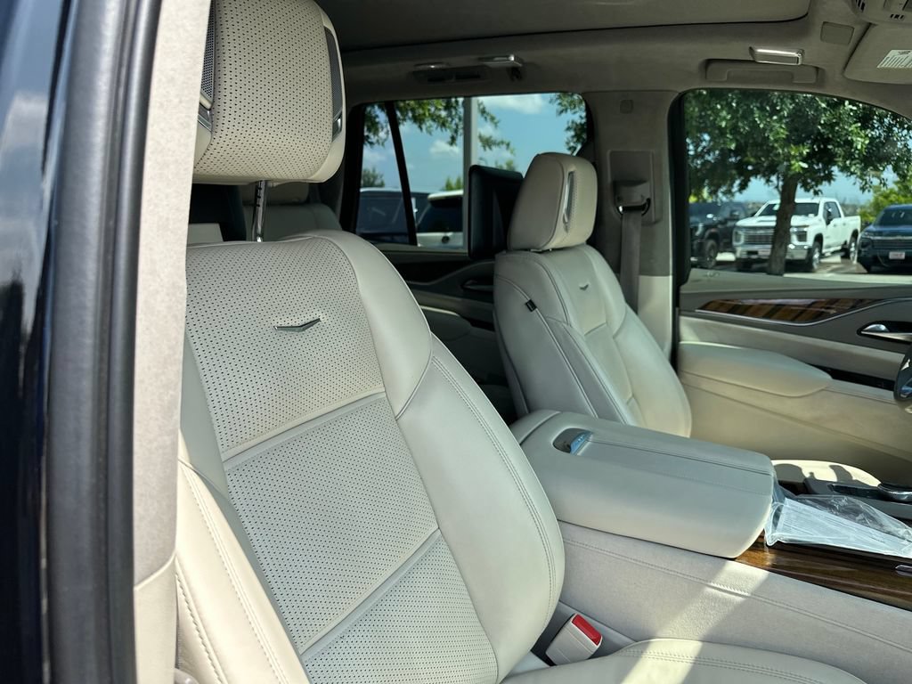 Used 2022 Cadillac Escalade Sport Platinum w/ Heavy-Duty Trailer Package AWD/4WD image 36