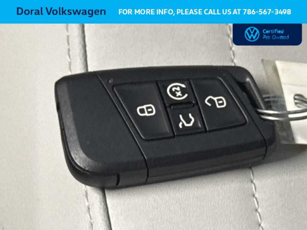 Used 2025 Volkswagen Taos SE FWD image 28