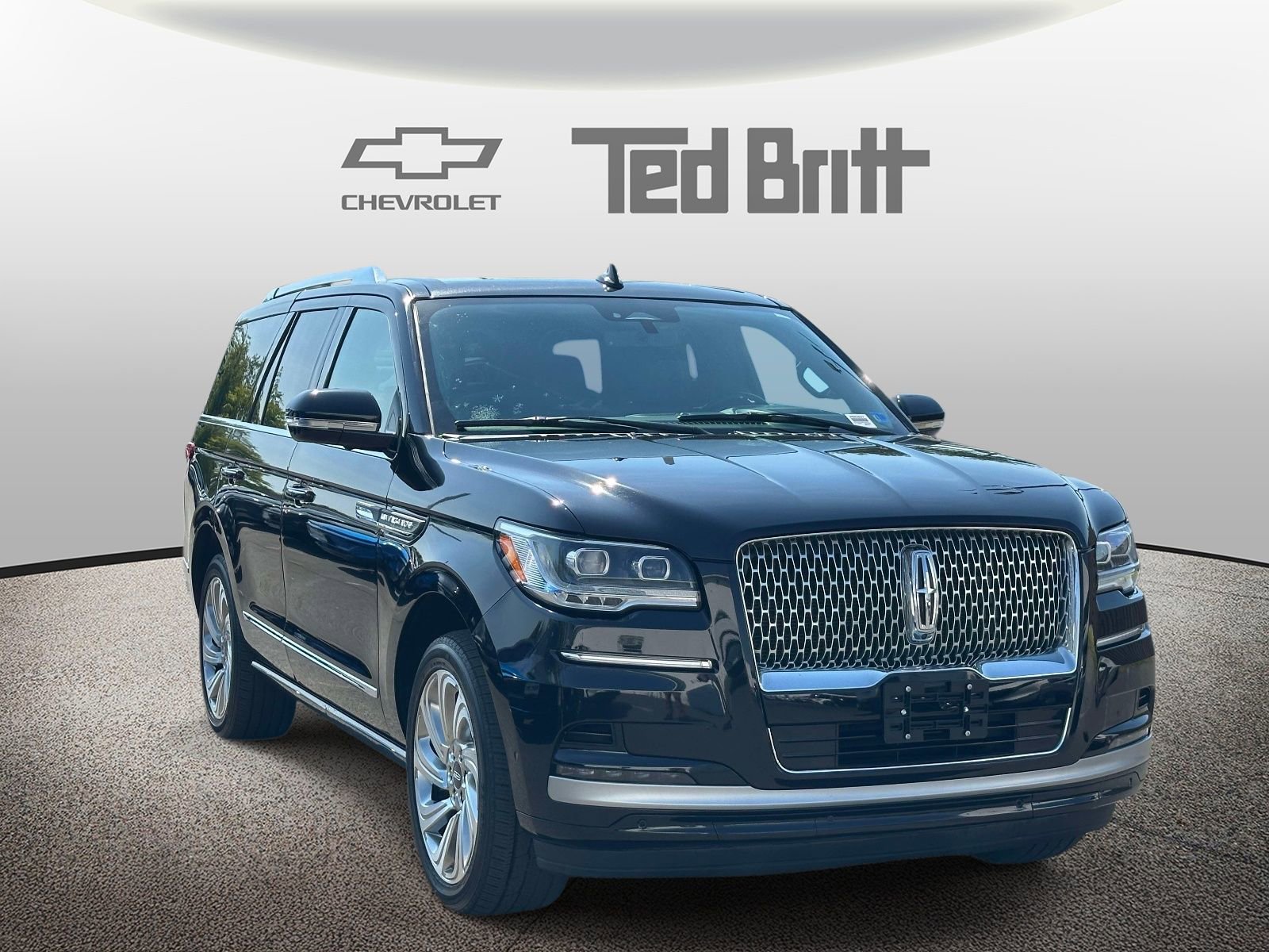 Used 2024 Lincoln Navigator Reserve AWD/4WD image 3