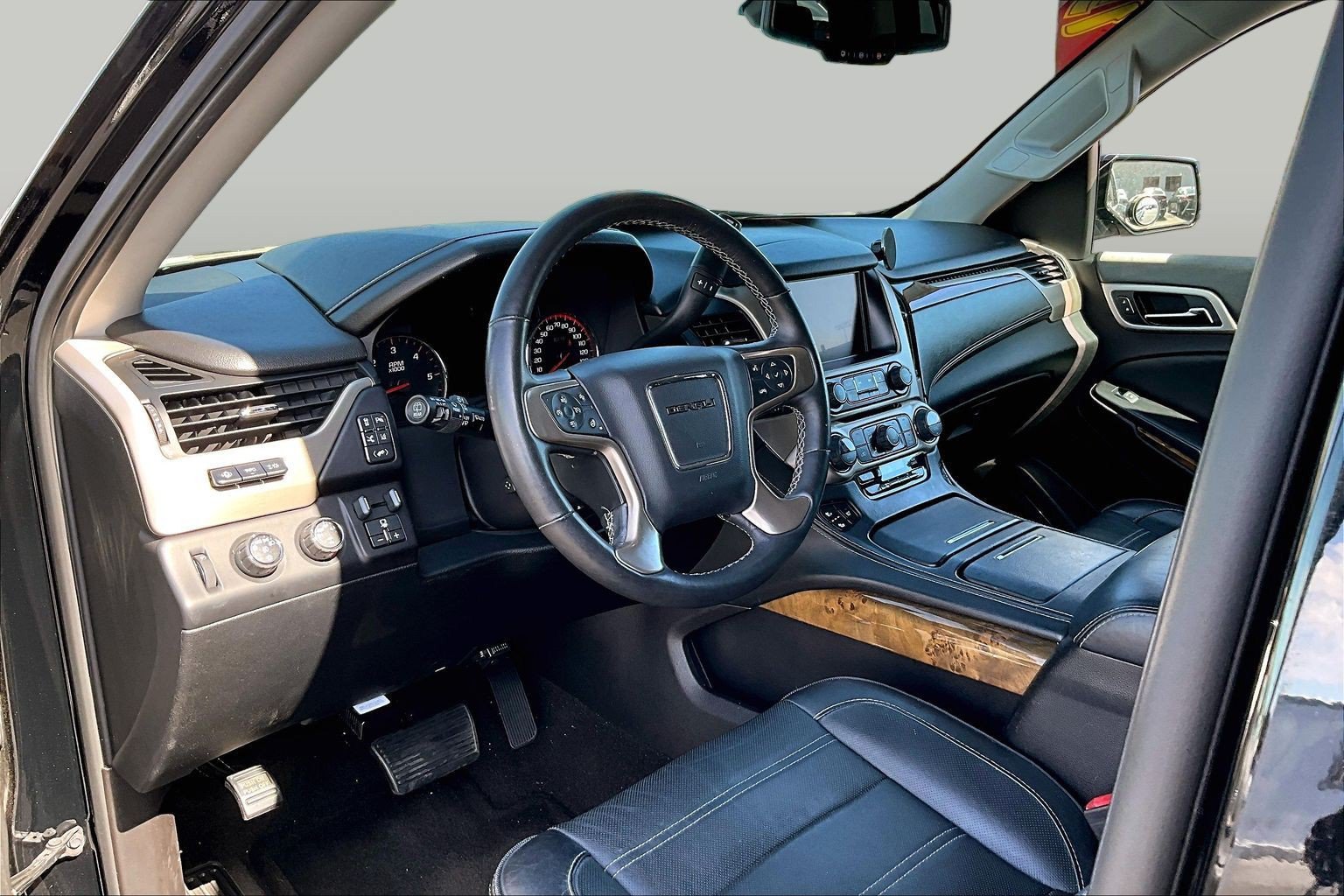 Used 2015 GMC Yukon Denali w/ Premium Package AWD/4WD image 12