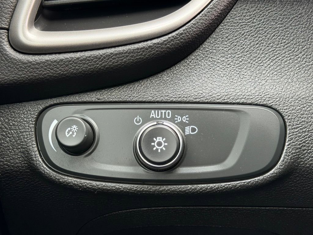 Used 2019 Chevrolet Trax LT w/ Sun & Sound Package image 39