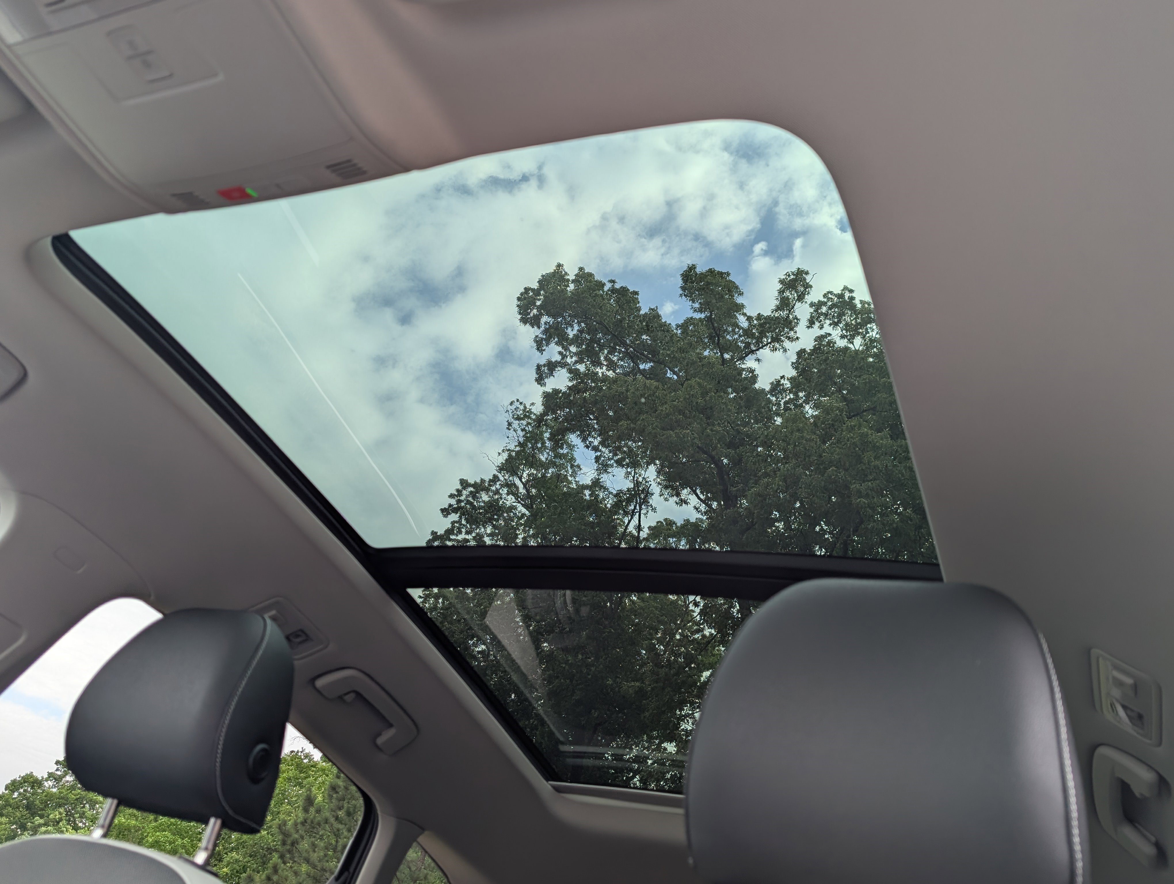 Used 2025 Volkswagen Taos SE w/ Panoramic Sunroof Package FWD image 15