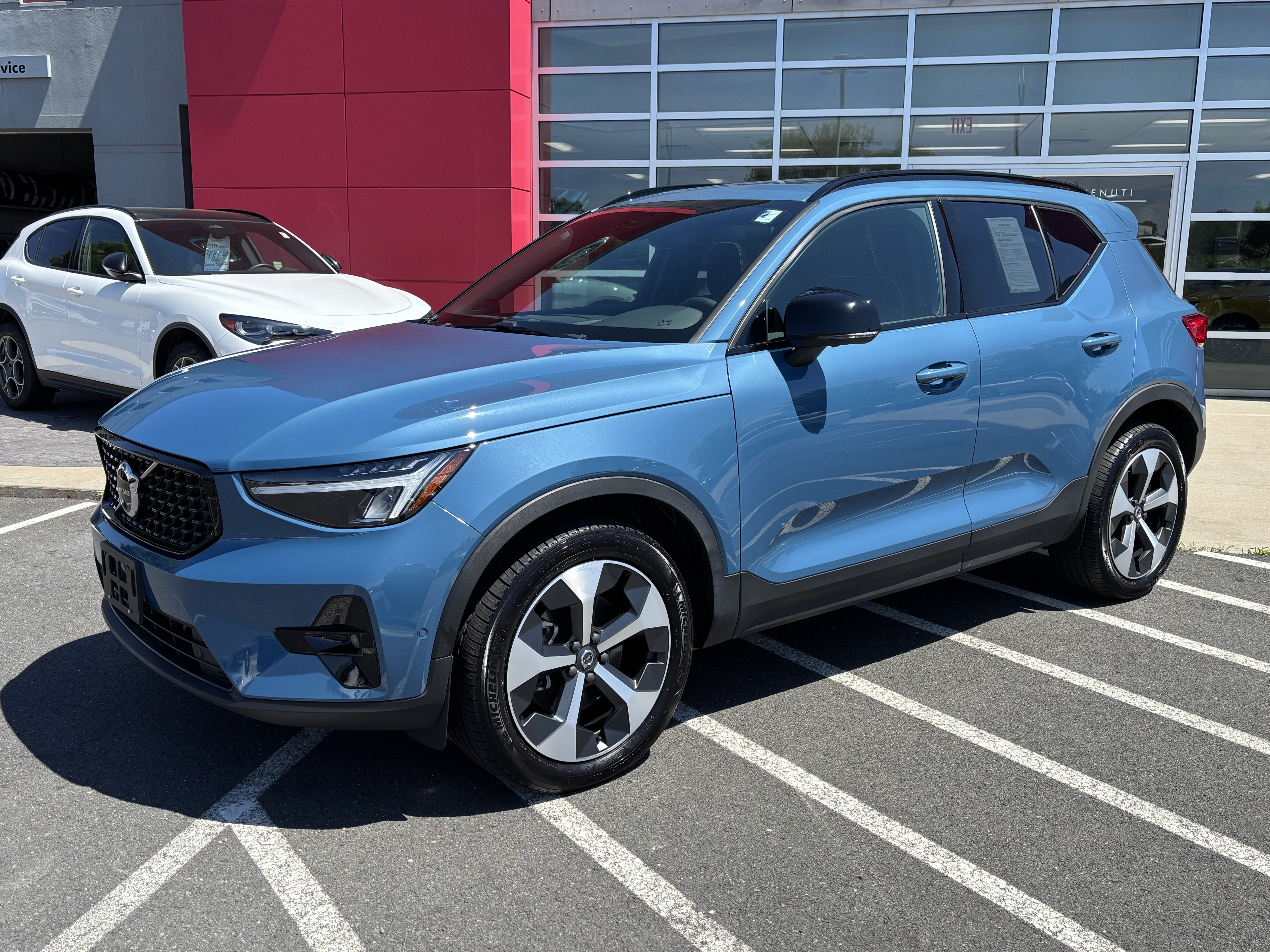 Used 2025 Volvo XC40 B5 Plus AWD/4WD image 3
