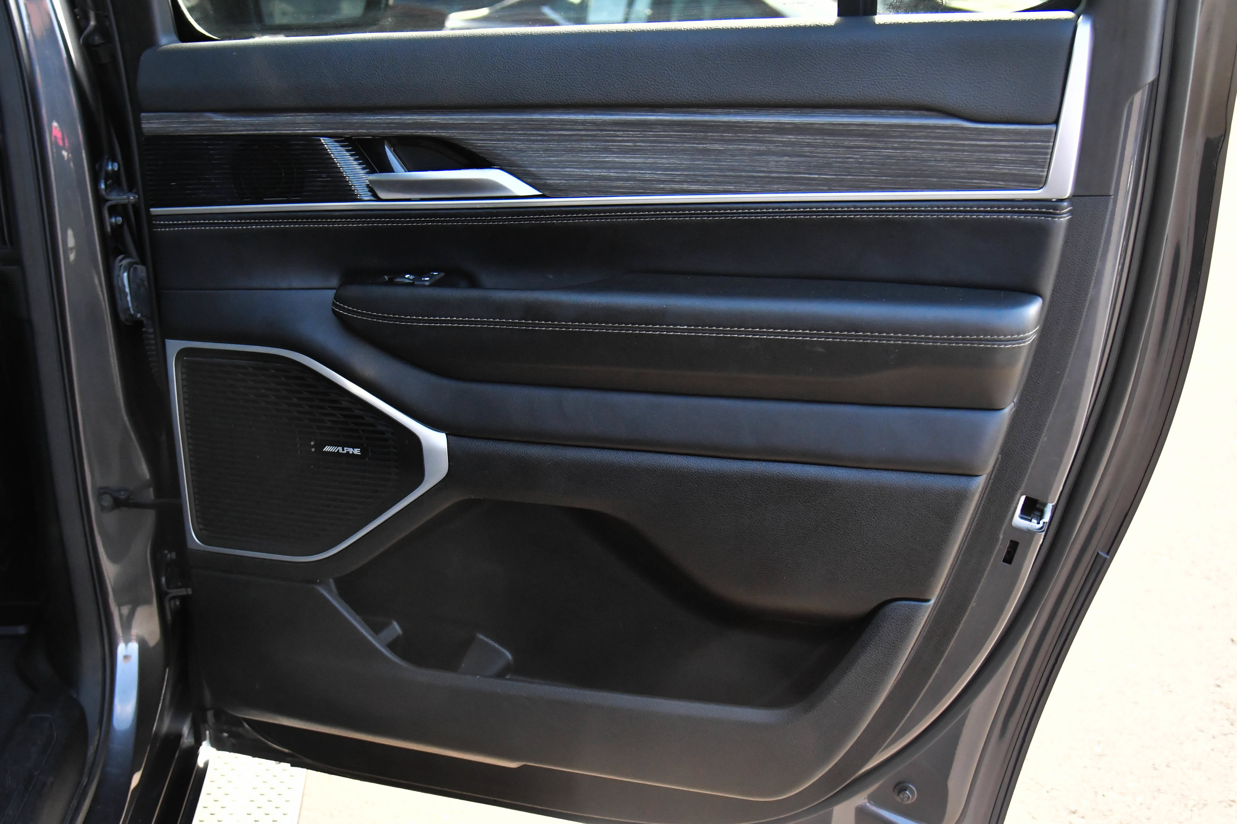 Used 2024 Jeep Wagoneer L Series II RWD image 53