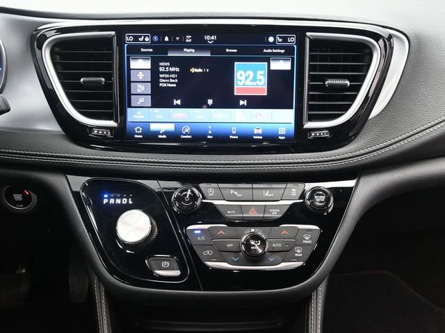 Used 2025 Chrysler Pacifica Limited image 25