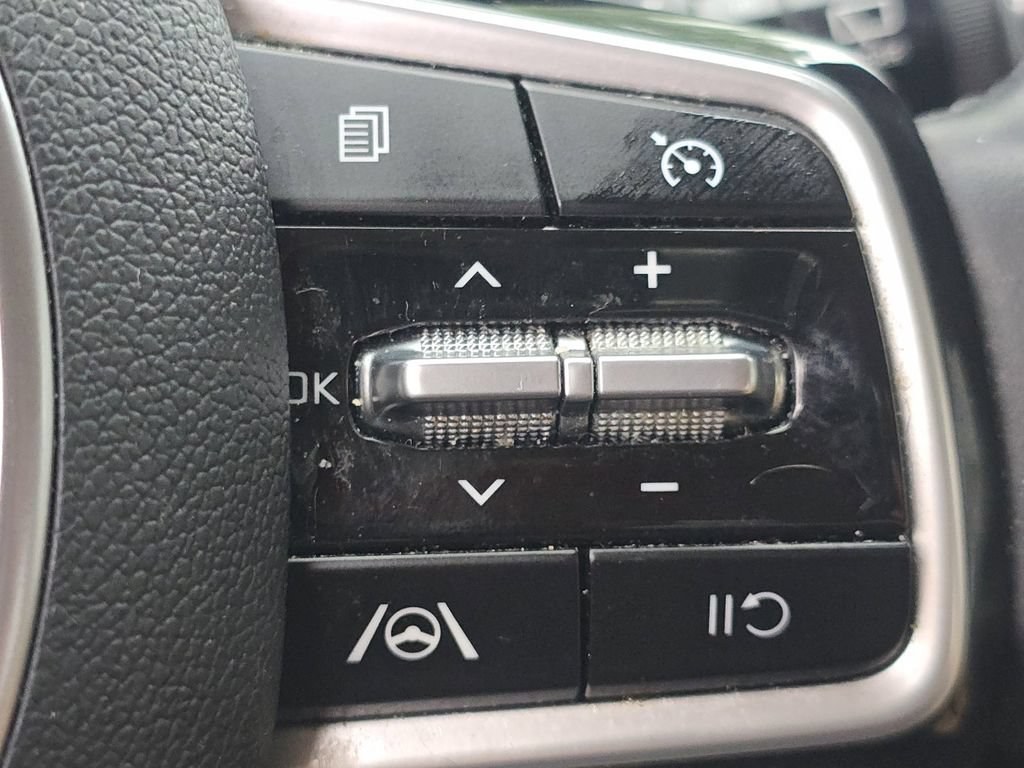 Used 2023 Kia Carnival LX FWD image 29