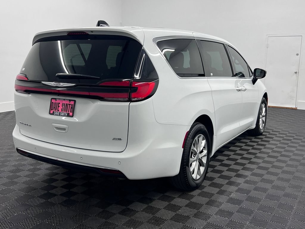 Used 2025 Chrysler Pacifica Select AWD/4WD image 9